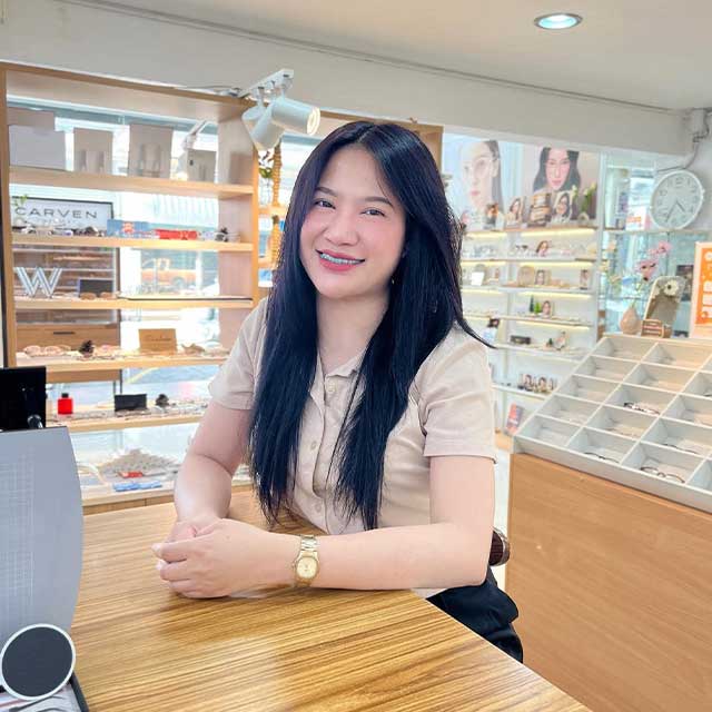 พนักงานบริการ Glasses to See You